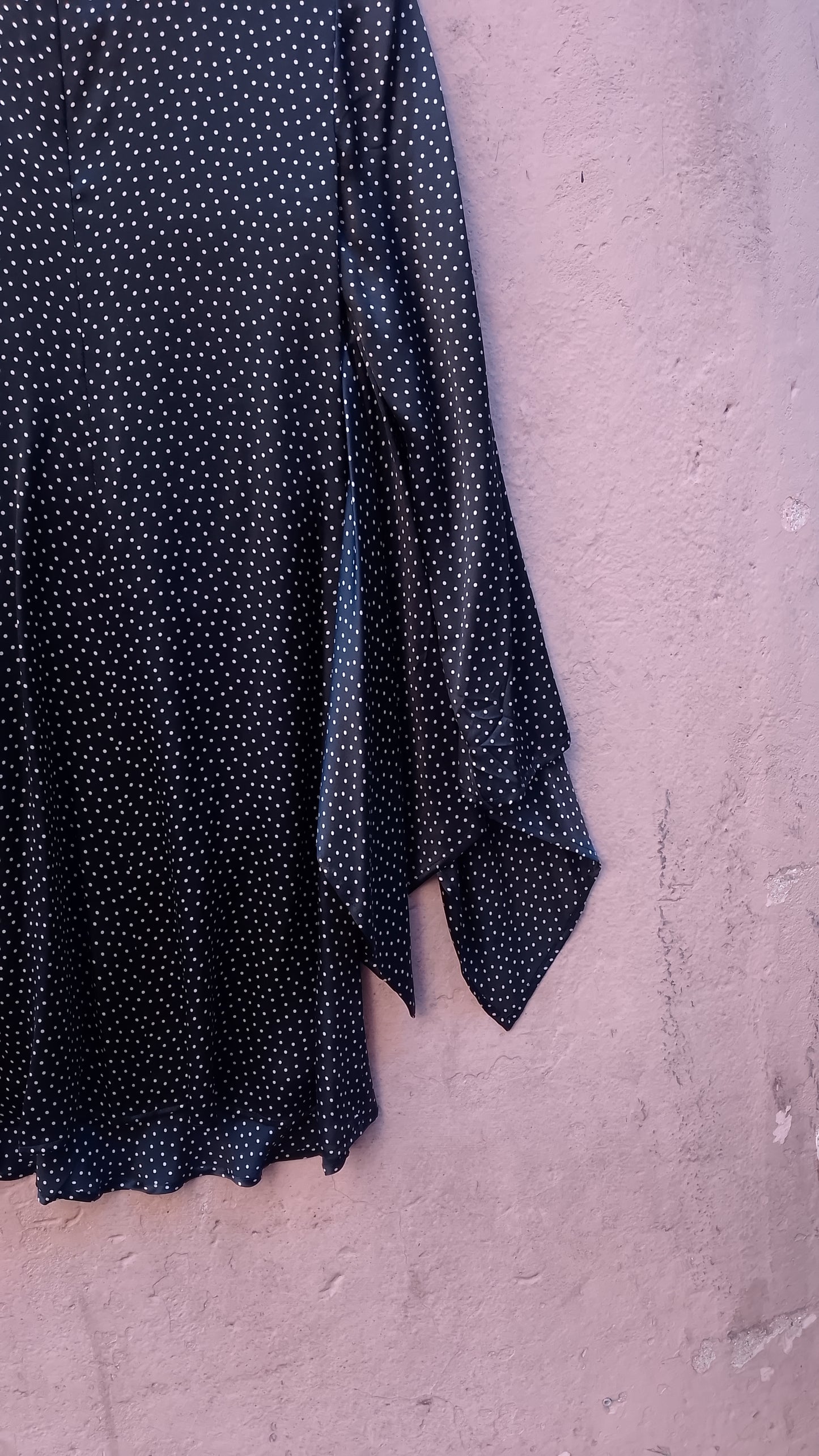 Abito a Ruota in Seta Nero a Pois Vintage con Maniche a Mantella e Bottone Gioiello