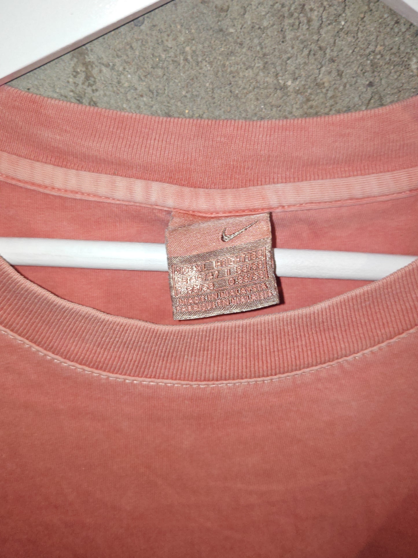 T-Shirt Nike Vintage Rosa Salmone con Scritta Swoosh - Effetto Lavato