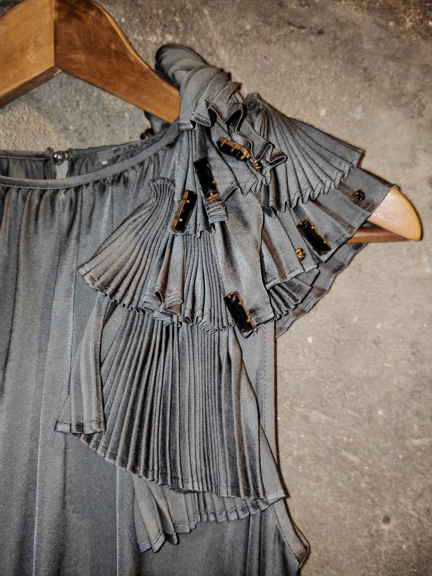 Abito Pinko Grigio Satinato con Applicazione Plissé Gioiello e Cintura
