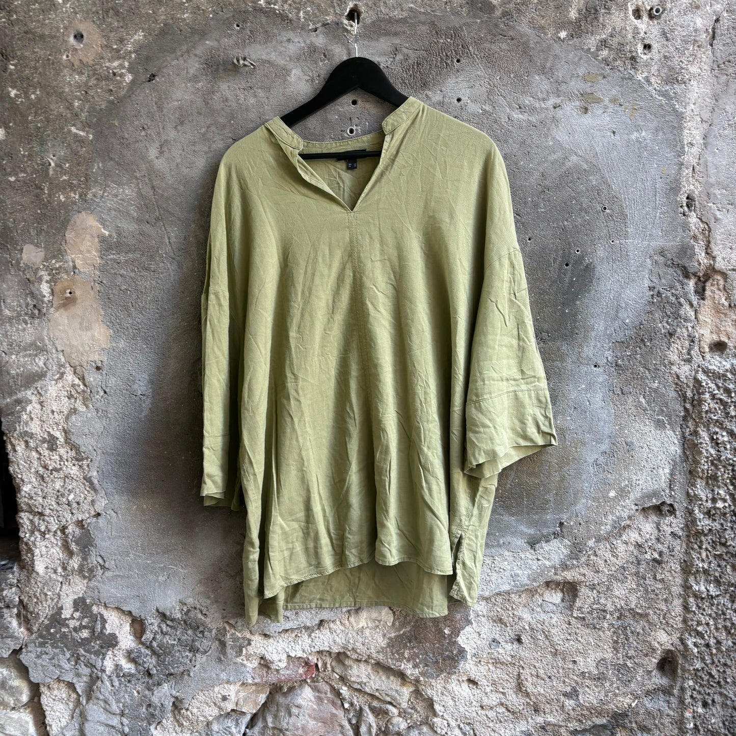 Blusa C&A Verde Oliva Oversize in Misto Lino Scollo a V