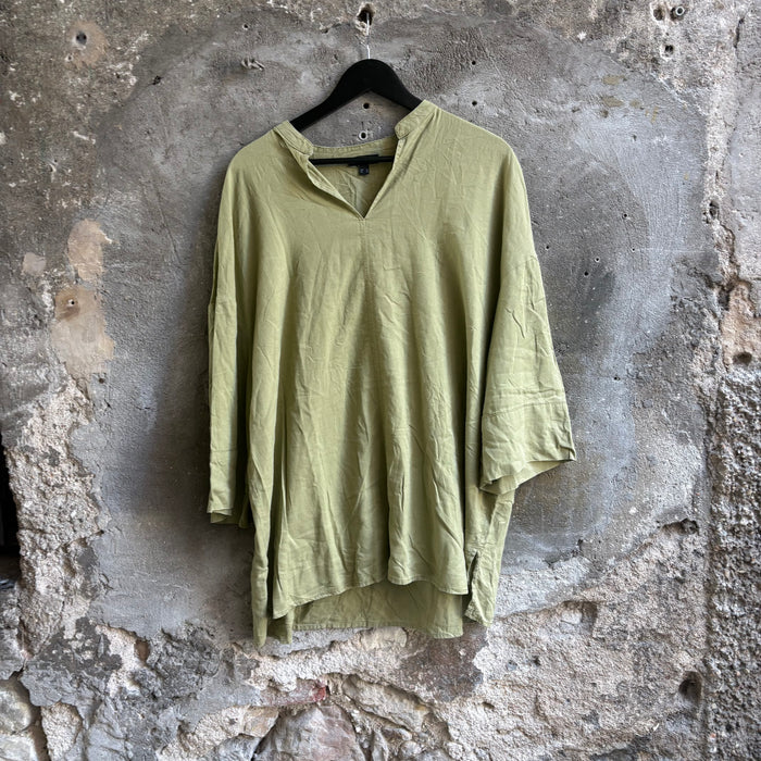 Blusa C&A Verde Oliva Oversize in Misto Lino Scollo a V