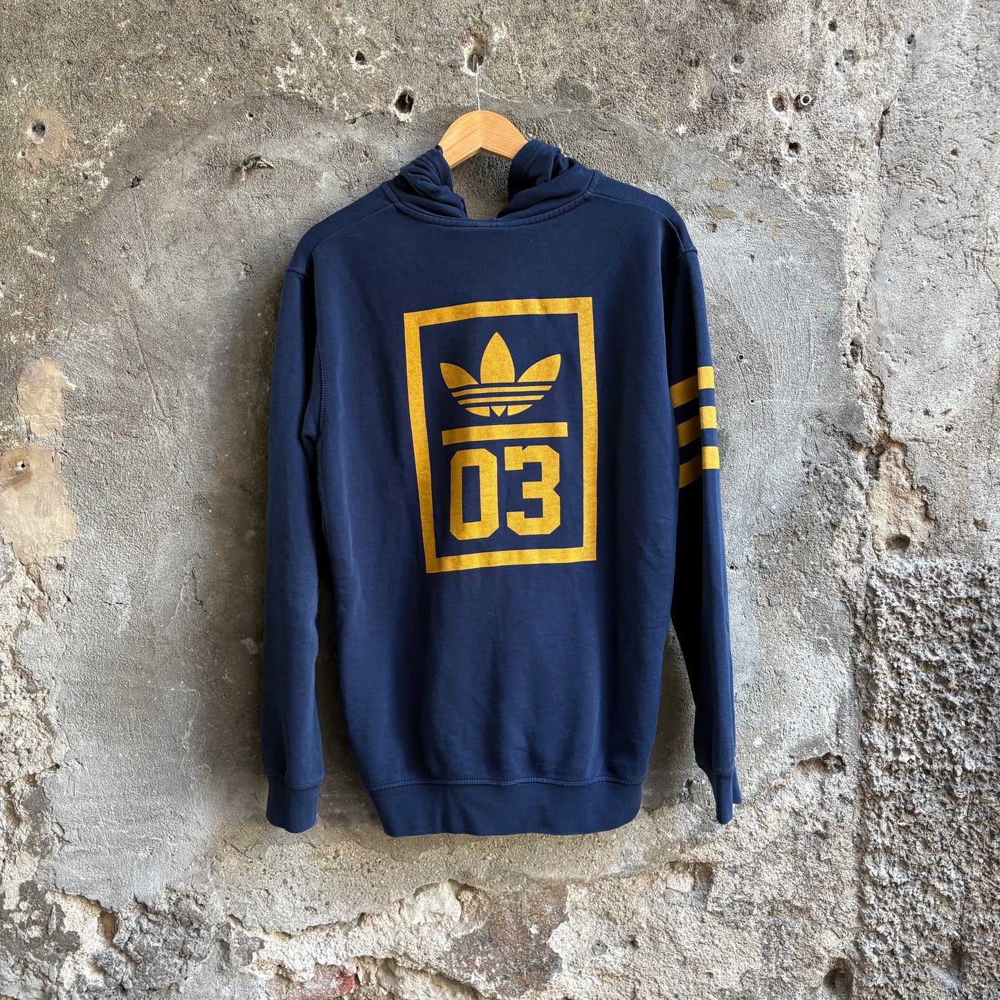 Felpa Adidas Vintage Blu Notte con Zip e Cappuccio Maxi Logo Giallo Oro M
