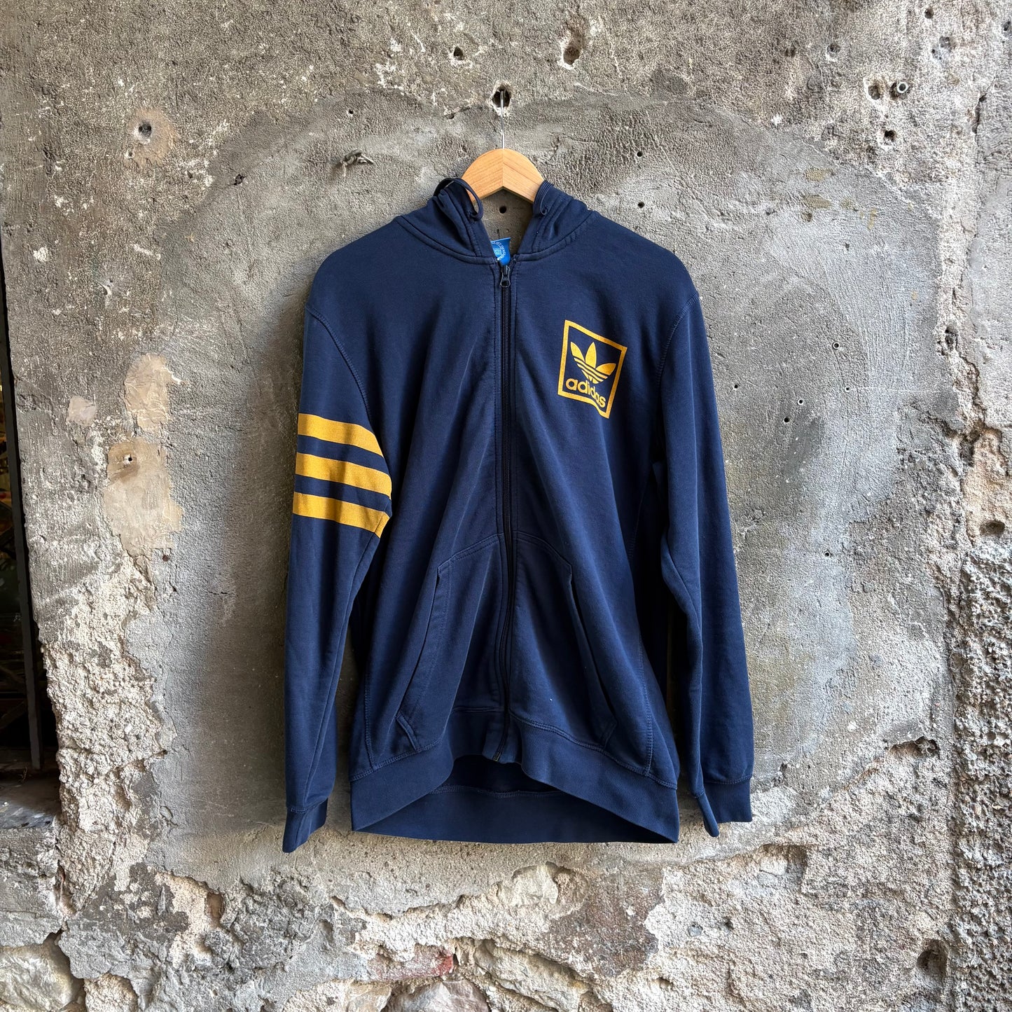 Felpa Adidas Vintage Blu Notte con Zip e Cappuccio Maxi Logo Giallo Oro M