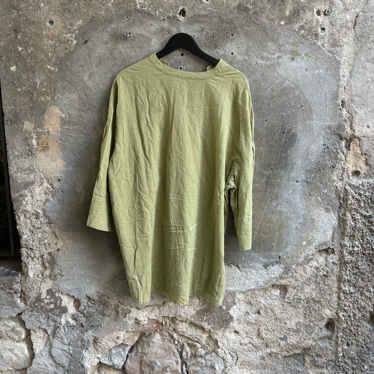 Blusa C&A Verde Oliva Oversize in Misto Lino Scollo a V