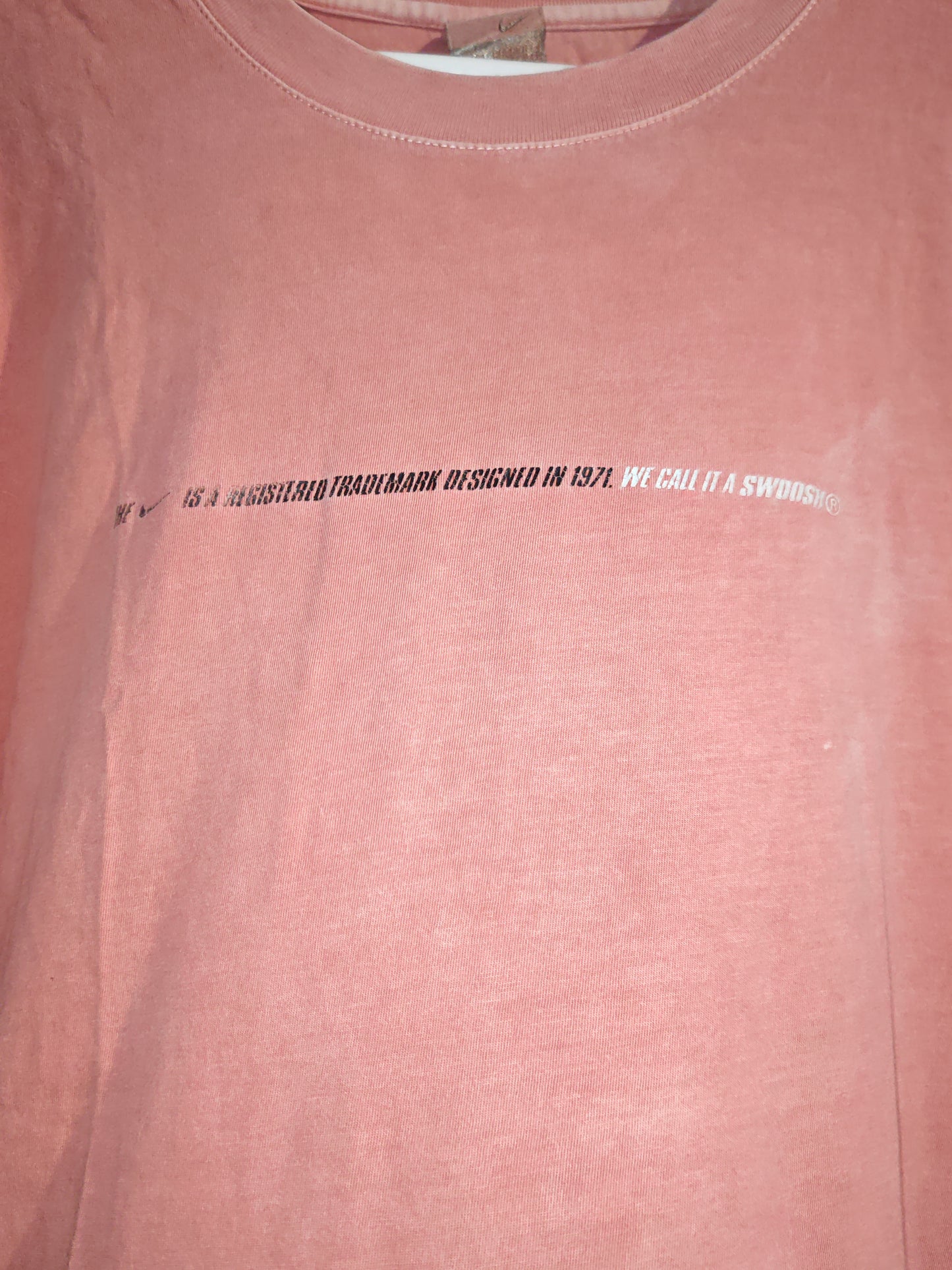 T-Shirt Nike Vintage Rosa Salmone con Scritta Swoosh - Effetto Lavato