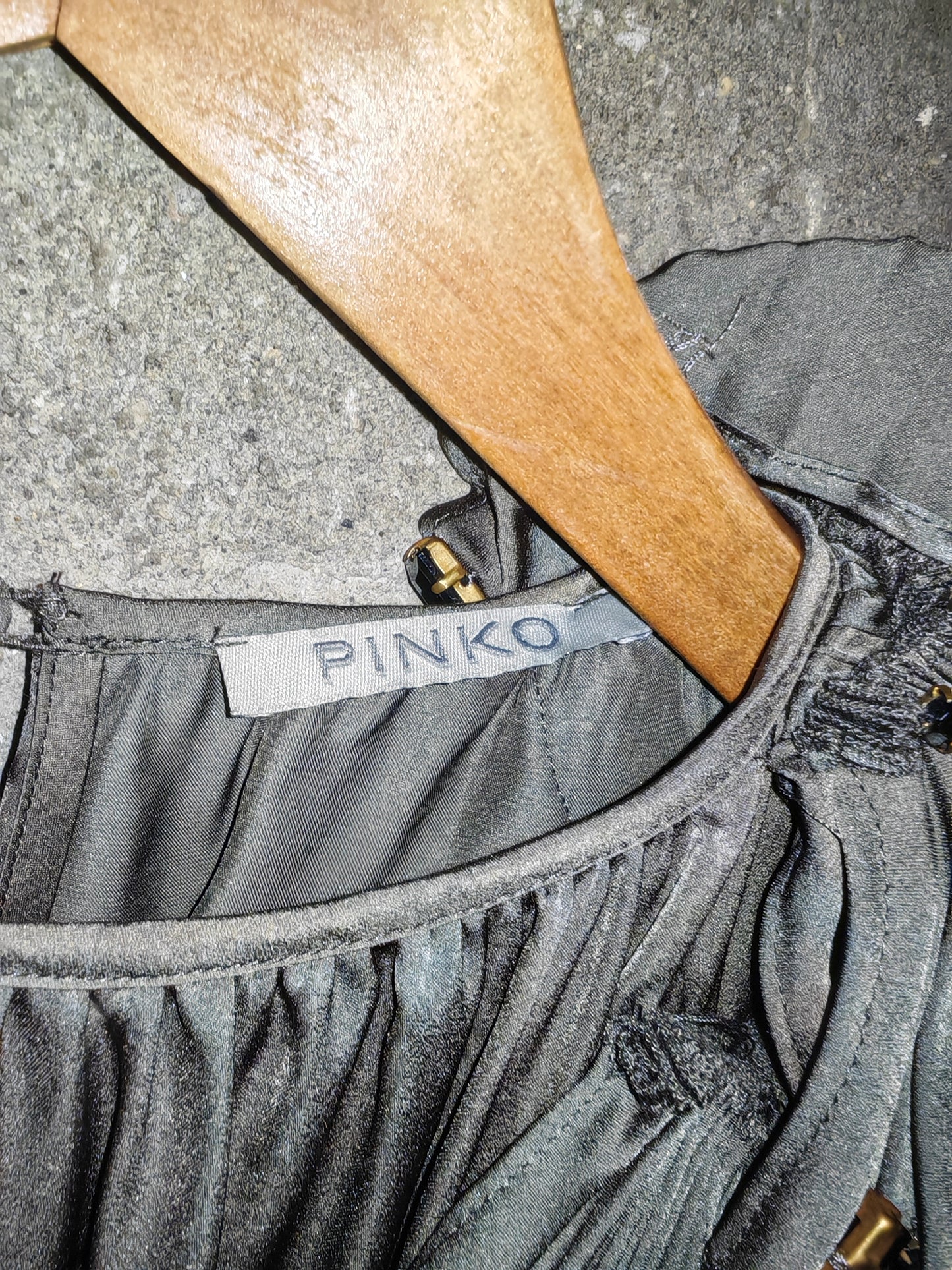 Abito Pinko Grigio Satinato con Applicazione Plissé Gioiello e Cintura