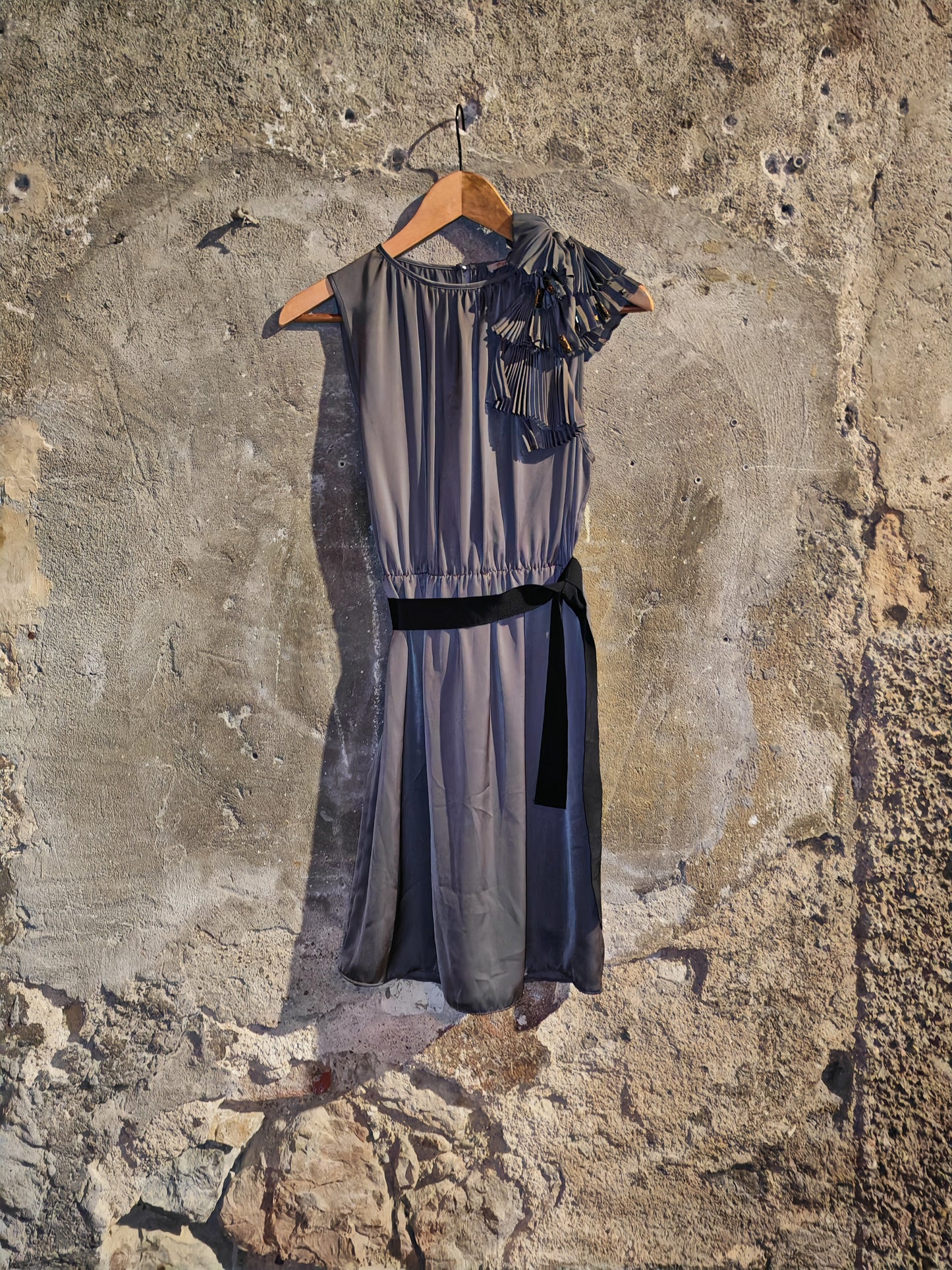 Abito Pinko Grigio Satinato con Applicazione Plissé Gioiello e Cintura