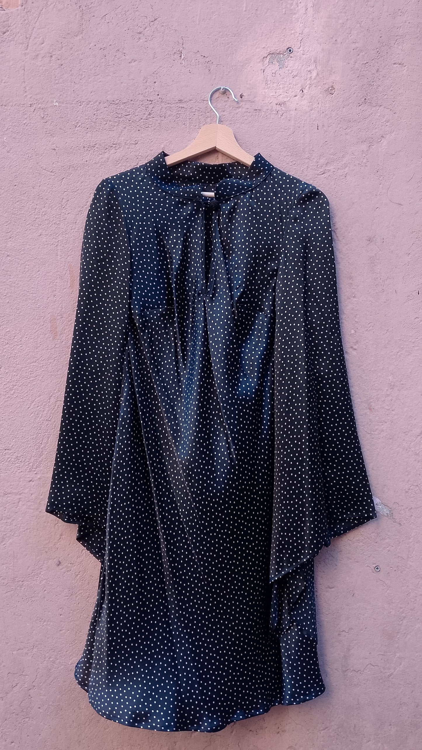 Abito a Ruota in Seta Nero a Pois Vintage con Maniche a Mantella e Bottone Gioiello