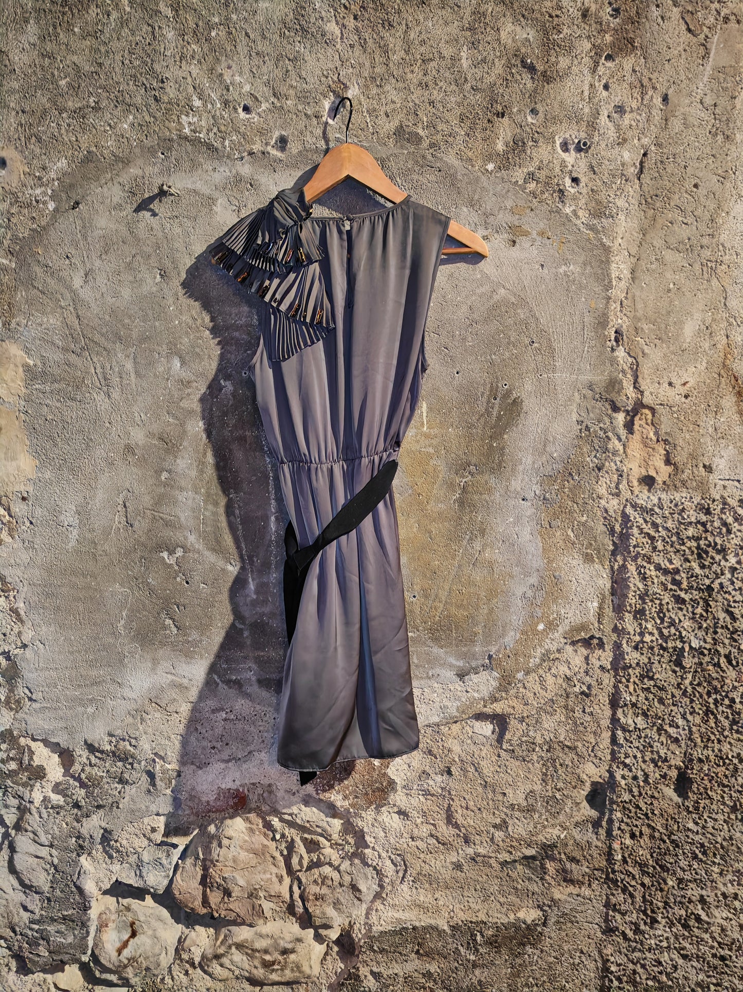 Abito Pinko Grigio Satinato con Applicazione Plissé Gioiello e Cintura