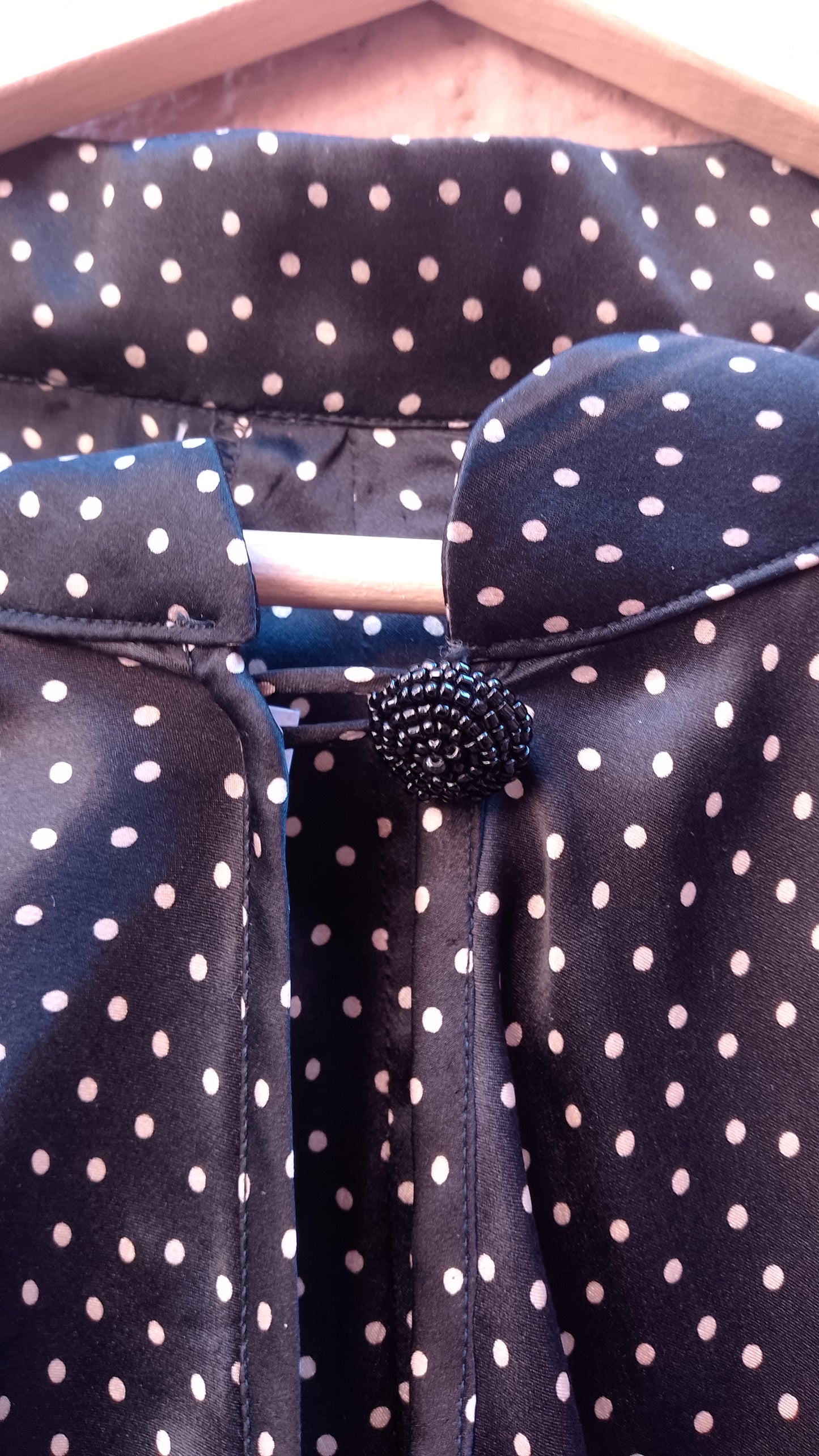Abito a Ruota in Seta Nero a Pois Vintage con Maniche a Mantella e Bottone Gioiello