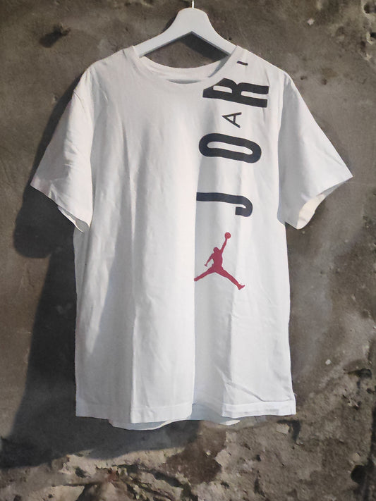 T-Shirt Jordan Bianca con Maxi Scritta Verticale e Logo Jumpman Rosso - Taglia XL