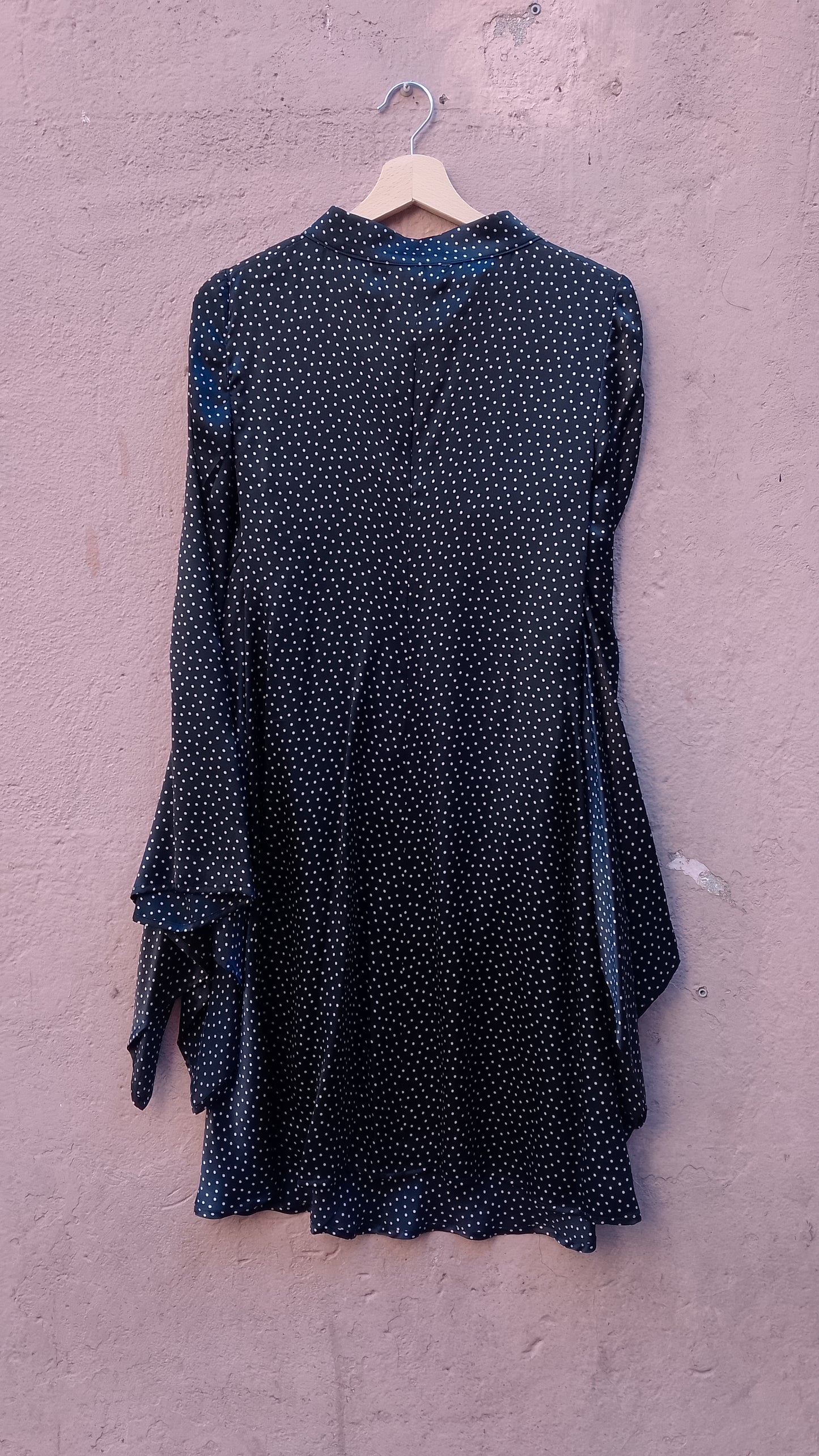 Abito a Ruota in Seta Nero a Pois Vintage con Maniche a Mantella e Bottone Gioiello