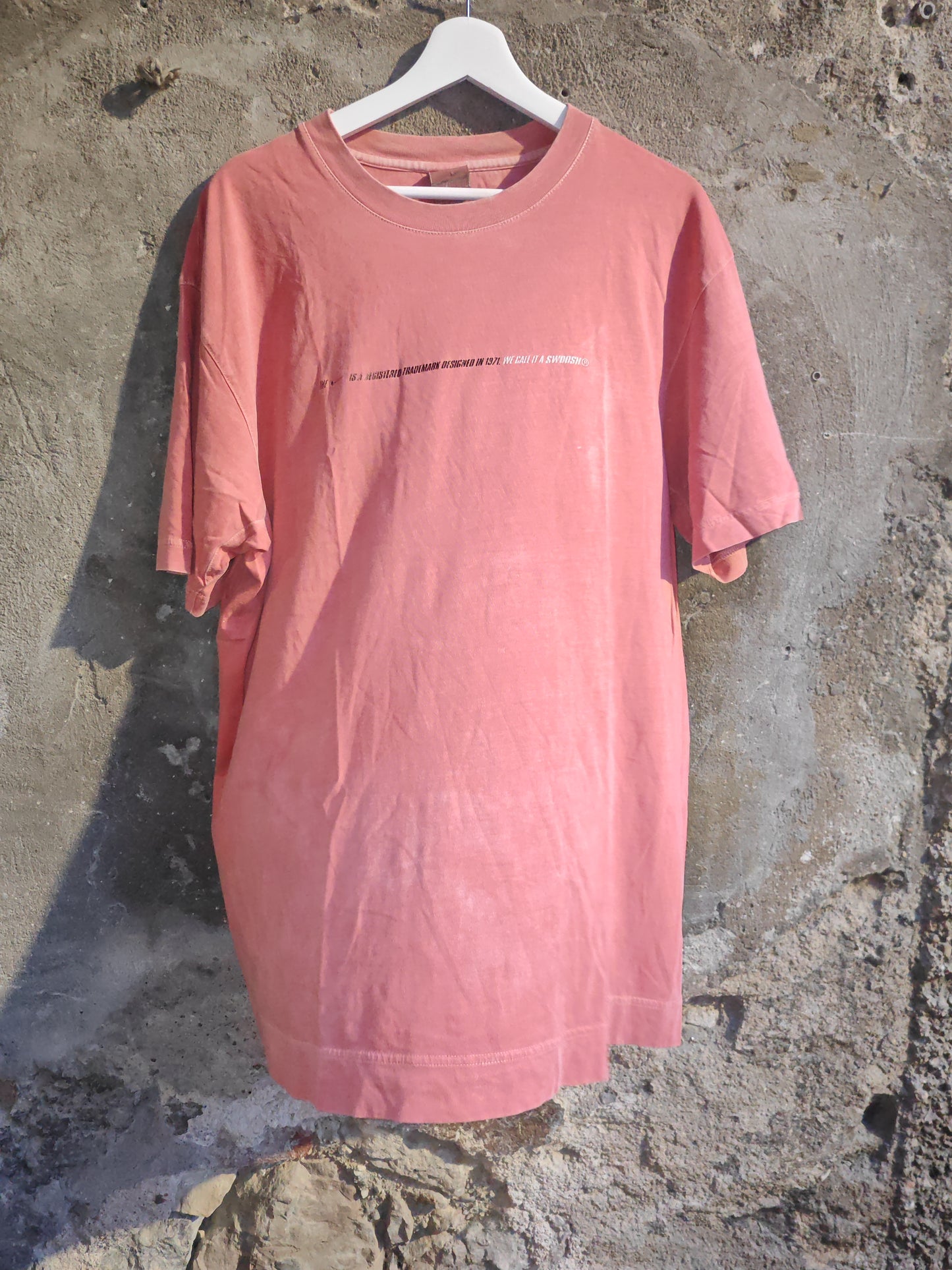 T-Shirt Nike Vintage Rosa Salmone con Scritta Swoosh - Effetto Lavato